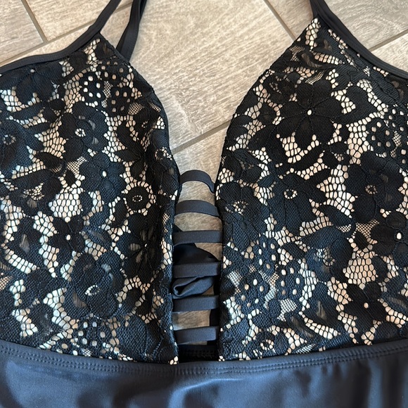 Black ladder, Lacy tie back one piece - Picture 3 of 7